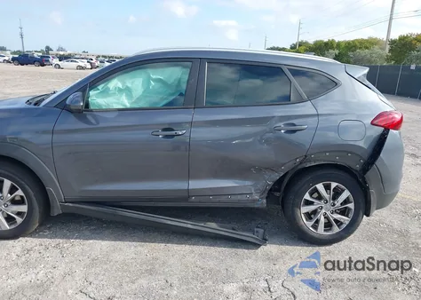 2021 Hyundai Tucson Value z USA, uszkodzony, nr VIN KM8J33A40MU323196